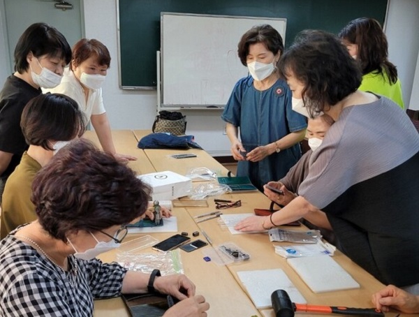 ▲ 지난해 우수 평생학습동아리로 선정된 손수가족 동아리 활동 모습.ⓒ동구