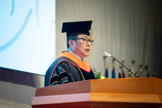 ▲ 변창훈 총장은 졸업식사에서 “모교에 대한 자부심과 자긍심을 키워주는 자랑스러운 대학으로 거듭날 뿐만 아니라 졸업생여러분들의 발전과 성공을 함께 기원하고 지원하겠다”고 밝혔다.ⓒ대구한의대