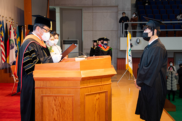 ▲ 학사학위를 수여받고 있는 이수범 학생.ⓒ대구한의대