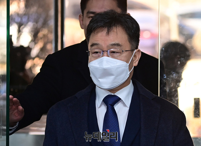 ▲ 뇌물공여 혐의로 기소된 화천대유자산관리 대주주 김만배가 지난 8일 오후 서울 서초구 중앙지법에서 열린 대장동 개발 사업 로비·특혜 의혹 관련 1심 선고 공판에 출석하고 있다. ⓒ정상윤 기자