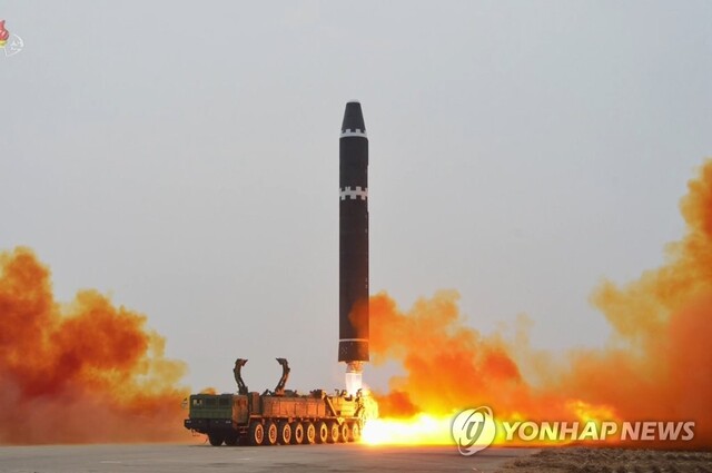 ▲ 북한이 지난 18일 북한 평양국제비행장에서 '화성-15형' 대륙간탄도미사일(ICBM)을 시험 발사하고 있다. ⓒ뉴시스