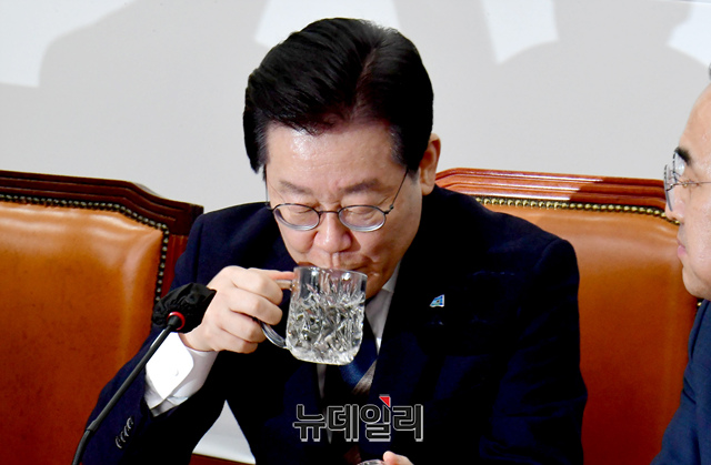 ▲ 이재명 더불어민주당 대표가 지난 16일 오후 국회에서 열린 긴급 최고위원회의에서 물을 마시고 있다.ⓒ이종현 기자