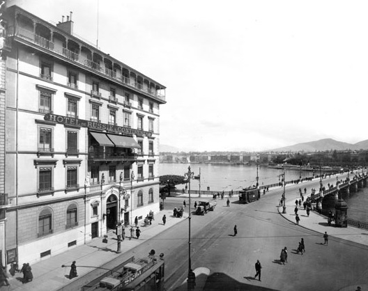 1933년 2월21일 저녁, 이승만이 프란체스카와 우연히 처음 만난 제네바 호텔 드 루시. 바로 앞 레만 호수를 건너는 몽블랑 다리가 보인다.(자료사진)