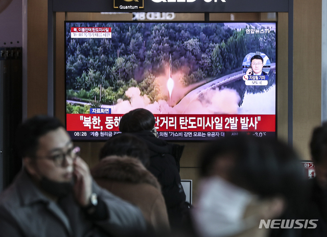 북한이 평안남도 숙천 일대에서 동해상으로 단거리 탄도미사일 2발을 발사한 가운데 20일 오전 서울역 대합실에서 시민들이 뉴스를 시청하고 있다. ⓒ뉴시스