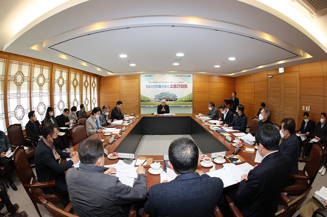 ▲ 포항시의회는 20일 오전 의회 소회의실에서 의장단 및 각 상임위원장, 포항시 간부공무원들이 참석한 가운데 소통간담회를 열었다.ⓒ포항시의회