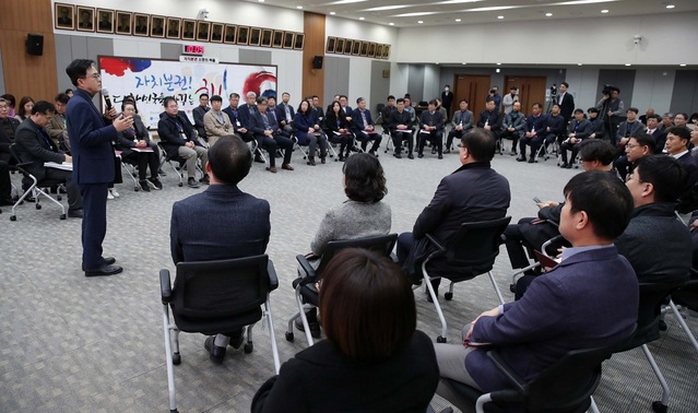 ▲ 김태흠 충남도지사가 20일 도청에서 팀장회의에서 발언을 하고 있다.ⓒ충남도