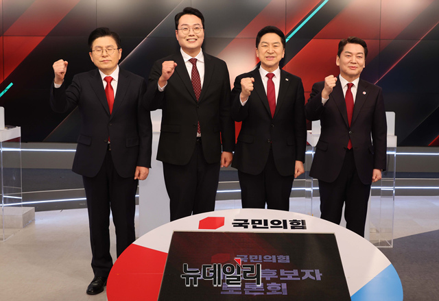 ▲ 국민의힘 당 대표 경선 후보들이 20일 서울 중구 MBN 스튜디오에서 열린 TV토론에 앞서 기념촬영을 하고 있다. (왼쪽부터 황교안, 천하람, 김기현, 안철수 후보)ⓒ이종현 기자(공동취재사진)