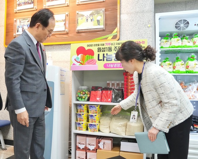 ▲ 고물가, 경기침체에도 충남 천안시 관내에 설치된 ‘나눔 냉장고’가 어렵고 힘든 삶을 이어가는 주민들에게 든든한 지원군이 되고 있다. 지난 17일 원성1동 읍면동 방문에 나선 박상돈 천안시장이 나눔 냉장고 운영 현황에 대한 설명을 듣고 있다.ⓒ천안시