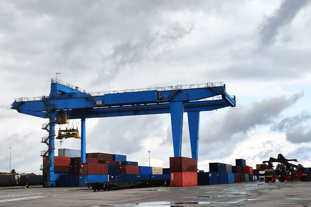 ▲ 폴란드 마와슈비츠(Małaszewicze)에서 철송으로 운송된 화물을 하역하고 있는 모습. ⓒCJ대한통운