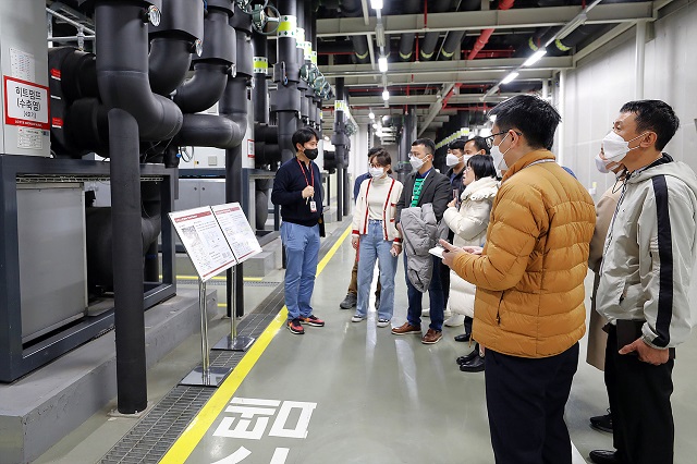 ▲ P&D 베트남 직원들이 롯데월드타워 지하 6층에 위치한 에너지센터를 둘러보고 있다.ⓒ롯데물산