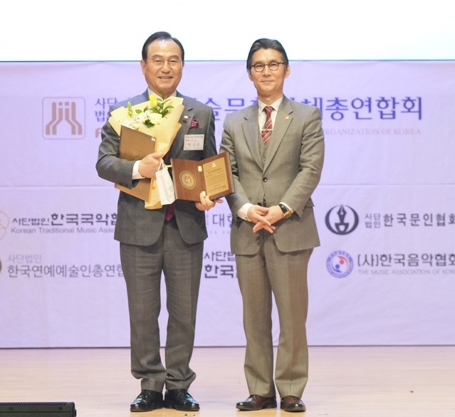 ▲ 박상돈 천안시장(왼쪽)이 21일 ㈔대한민국예술인센터에서 열린 제36회 대한민국예술문화대상 시상식에서 문화공로상을 받았다.ⓒ천안시