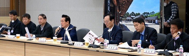 ▲ 백성현 논산시장이 지난 20일 시청 회의실에서 열린 딸기축제 추진 상황 보고회에서 모두 발언을 하고 있다.ⓒ논산시