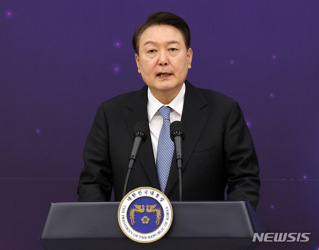 ▲ 윤석열 대통령이 21일 서울 용산 대통령실 청사에서 열린 '꿈과 도전의 뉴스페이스 시대, 우주경제 개척자와의 대화'에서 발언하고 있다.  ⓒ뉴시스