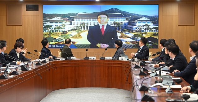 ▲ 이철우 경북도지사는 21일 간부회의에서 인공지능 플랫폼인 ‘챗 GPT’를 업무에 적극 활용해 공무원은 현장의 목소리를 듣고 창의적인 정책 수립에 집중할 것을 지시했다.ⓒ경북도