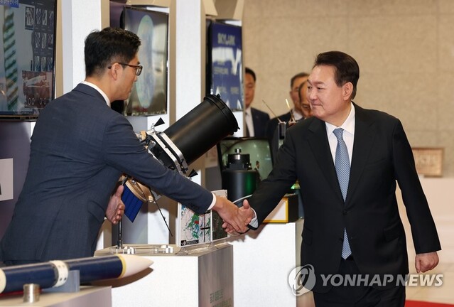 ▲ 윤석열 대통령이 21일 서울 용산 대통령실 청사에서 열린 '꿈과 도전의 뉴스페이스 시대, 우주경제 개척자와의 대화'에 앞서 우주 분야 스타트업 기업의 전시품을 관람하던 중 관계자와 인사를 나누고 있다.ⓒ연합뉴스