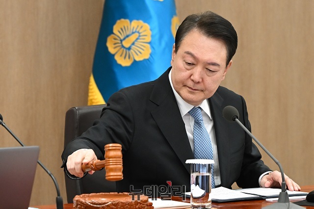 ▲ 윤석열 대통령이 21일 오전 서울 용산 대통령실에서 열린 국무회의에서 개회선언을 하고 있다.ⓒ대통령실 제공