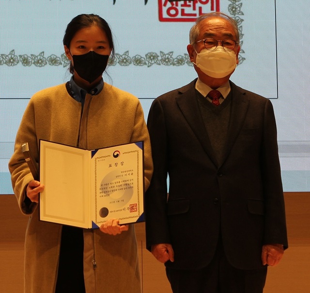 ▲ 한국영상대 유주현 부총장(오른쪽)과 이지윤 직원이 교육부 장관 표창을 받고 함께 기념사진을 찍고 있다.ⓒ한국영상대