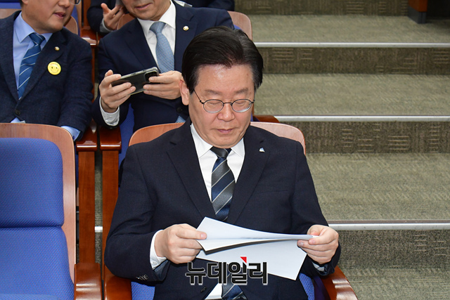 ▲ 이재명 더불어민주당 대표가 21일 국회에서 열린 의원총회에 참석해 자료를 읽어 보고 있다.ⓒ이종현 기자