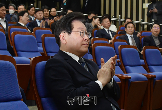 ▲ 이재명 더불어민주당 대표가 21일 국회에서 열린 의원총회에 참석해 박수를 치고 있다.ⓒ이종현 기자