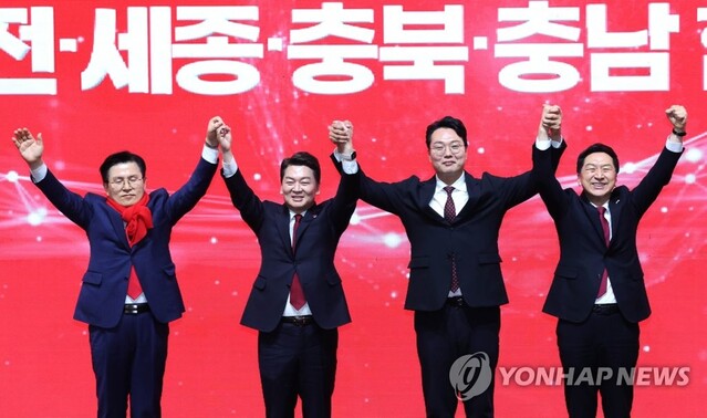 ▲ 국민의힘 황교안·안철수·천하람·김기현 당대표 후보(왼쪽부터)가 21일 대전시 동구 대전대학교맥센터에서 열린 '힘내라! 대한민국 - 국민의힘 제3차 전당대회 대전·세종·충북·충남 합동연설회'에서 기념촬영을 하고 있다.ⓒ연합뉴스