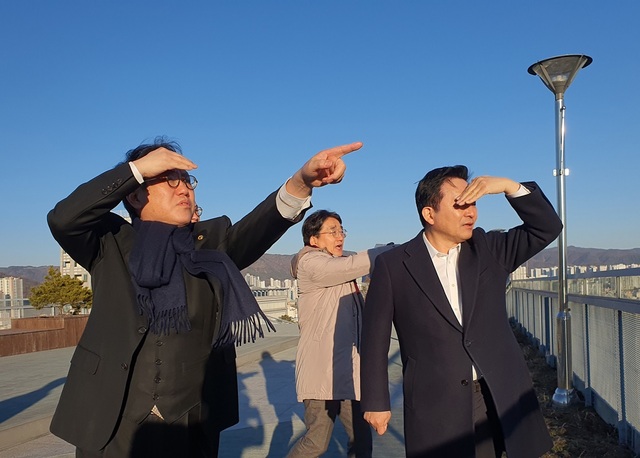 ▲ 원희룡 국토부 장관이 지난 20일 서원대를 방문, 서원대 일원의 도시재생사업 현장을 둘러보고 있다. ⓒ서원대학교