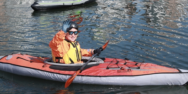 ▲ 김영환 충북도지사가 지난 21일 청주 무심천 상류에서 카약을 체험하고 있다.ⓒ충북도