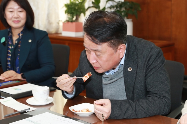 ▲ 김영환 충북도지사가 못난이 김치를 시식하고 있다.ⓒ충북도