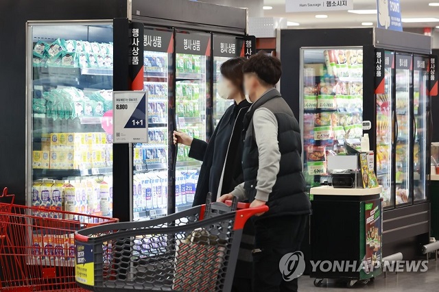 ▲ 서울 한 대형마트에 설치된 도어형 냉장고 모습ⓒ연합뉴스