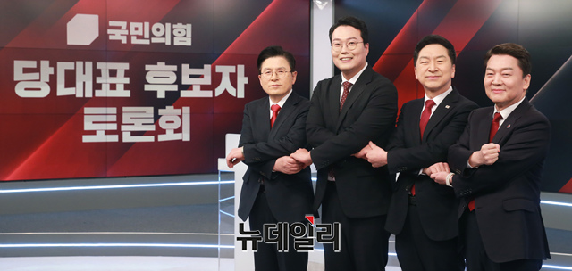 ▲ 국민의힘 당 대표 경선 후보들이 지난 20일 서울 중구 MBN 스튜디오에서 열린 TV토론에 앞서 기념촬영을 하고 있다. 왼쪽부터 황교안, 천하람, 김기현, 안철수 후보.ⓒ이종현 기자(공동취재사진)