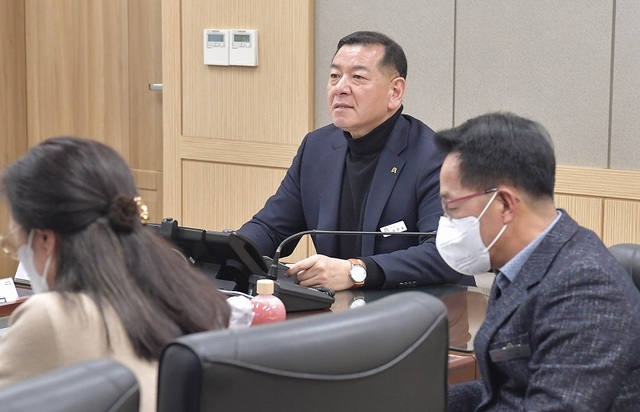 ▲ 최원철 충남 공주시장이 지난 21일 시청 상황실에서 '5개년 계획 수립 연구용역 착수보고회'에서 모두 발언을 하고 있다.ⓒ공주시