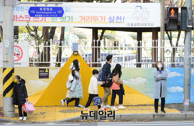 ▲ 서울 용산구의 한 초등학교에서 학생들이 등교를 하고 있다. ⓒ뉴데일리DB