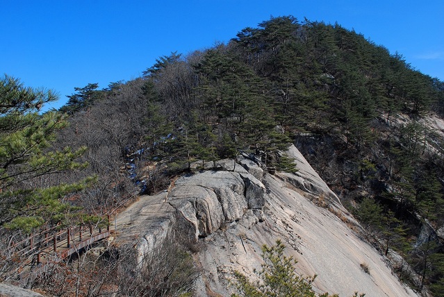 ▲ 신선봉에서 암릉을 거닐며 오르는 도락산.ⓒ진경수 山 애호가