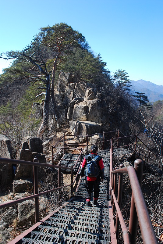 ▲ 도락산 삼거리에서 하산하는 등산객 너머로 우뚝 솟은 채운봉.ⓒ진경수 山 애호가