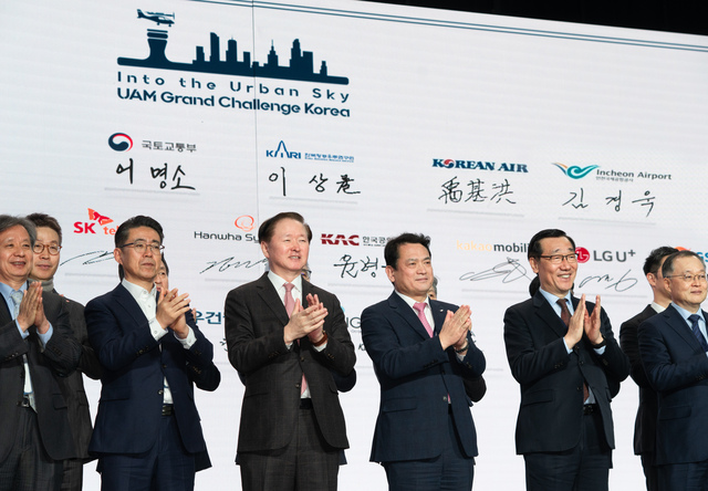 ▲ 우기홍 대한항공 사장(앞줄 왼쪽 세 번째) 등 관계자들이 22일 서울 그랜드하얏트에서 열린 한국형 도심항공교통(K-UAM) 그랜드챌린지에서 기념촬영을 하고 있다. ⓒ대한항공