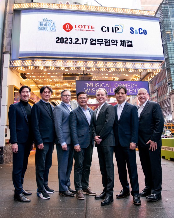 ▲ 왼쪽으로부터 디즈니 시어트리컬 그룹 원지민 전략&사업개발 부문 디렉터, 클립서비스 대표 설도권 프로듀서, 디즈니 시어트리컬 그룹 앤드류 플랫 전략·마케팅&매출 부문 수석 부사장, 롯데컬처웍스 최병환 대표이사, 디즈니 시어트리컬 프로덕션 펠리페 감바 인터내셔널 전략&라이센스 파트너십 부문 부사장, 에스앤코 대표 신동원 프로듀서, 디즈니 시어트리컬 그룹 마리오 이아네타 재무·운영&기술 부문 부사장.ⓒ월트디즈니 컴퍼니 코리아