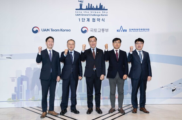 ▲ (왼쪽부터) 윤형중 한국공항공사 사장, 이상률 한국항공우주연구원 원장, 어명소 국토부 2차관, 신용식 SK텔레콤 부사장, 김영호 한화시스템 부사장이 국토부 K-UAM 그랜드챌린지 협약식을 마치고 기념촬영을 하고 있는 모습ⓒ한화시스템