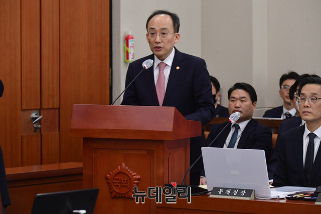 ▲ 추경호 부총리 겸 기획재정부 장관이 22일 오전 국회에서 열린 기획재정위원회 전체회의에서 업무보고를 하고 있다. ⓒ뉴데일리