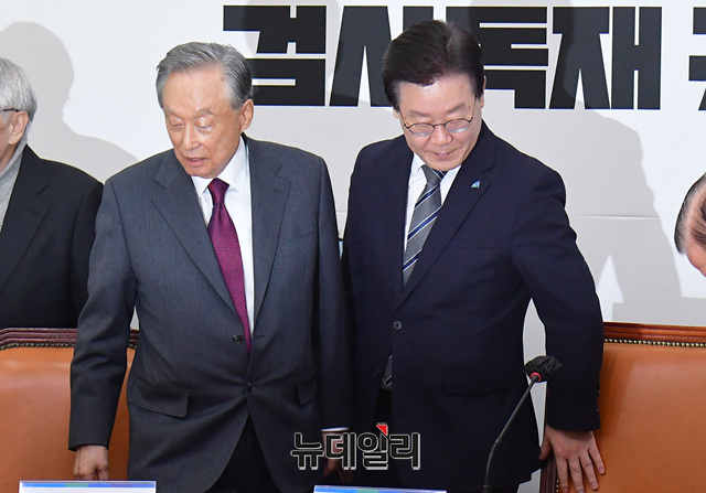 ▲ 이재명 더불어민주당 대표와 권노갑 상임고문이 22일 국회에서 열린 상임고문단 간담회에 참석하기 위해 입장하고 있다. ⓒ 이종현 기자