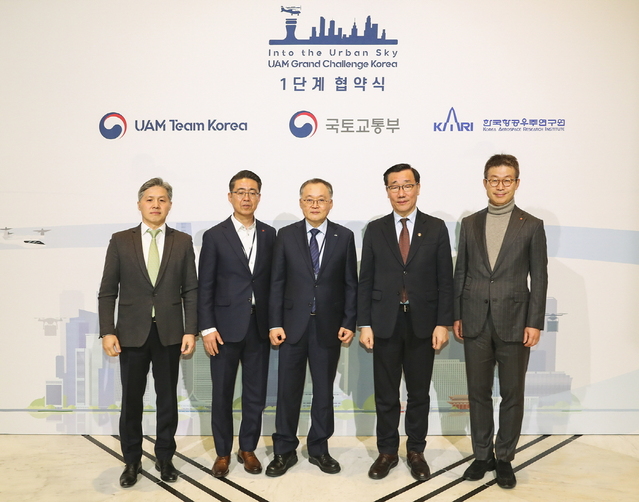 ▲ 22일 그랜드 하얏트 호텔에서 한국형 도심항공교통 그랜드챌린지 1단계 실증사업을 위한 협약식이 진행됐다. 롯데렌탈 최진환 대표이사(맨 오른쪽) ⓒ롯데렌탈