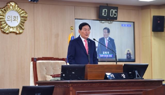 ▲ 김병국 청주시의장이 22일 임시회에 불참하고 있는 상임위원회를 비롯한 민주당 의원들에게 다음날 있을 제76회 시의회 임시회 제2차 본회의에 등원해 줄 것을 요청하고 있다.ⓒ청주시의회