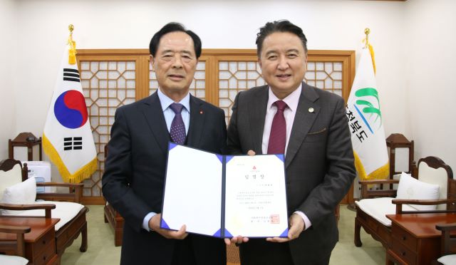 ▲ 이민성 신임 충북공동모금회장, 김영환 충북도지사.ⓒ충북공동모금회