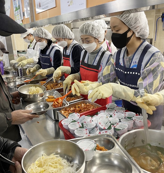 ▲ 한국도로공사 대전충남본부 직원들의 급식봉사 장면.ⓒ한국도로공사 대전충남본부