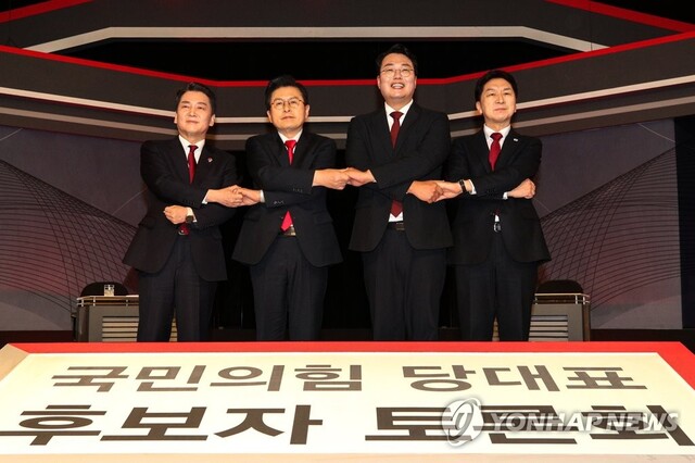 ▲ 국민의힘 안철수·황교안·천하람·김기현 당대표 후보(왼쪽부터)가 22일 서울 여의도 KBS에서 열린 TV토론회에 앞서 기념촬영을 하고 있다. ⓒ연합뉴스