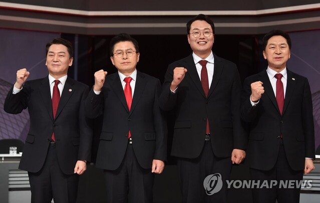 국민의힘 안철수·황교안·천하람·김기현 당대표 후보(왼쪽부터)가 22일 서울 여의도 KBS에서 열린 TV토론회에 앞서 기념촬영을 하고 있다. ⓒ연합뉴스