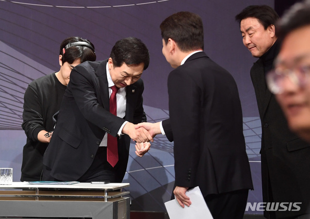 김기현(왼쪽), 안철수 국민의힘 당 대표 경선 후보들이 22일 오후 서울 여의도 KBS공개홀에서 TV토론에 앞서 인사하고 있다. ⓒ뉴시스