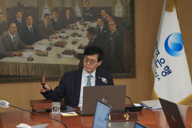 ▲ 이창용 한국은행 총재가 23일 금융통화위원회를 열고 통화정책방향 회의를 주재하고 있다. ⓒ한국은행