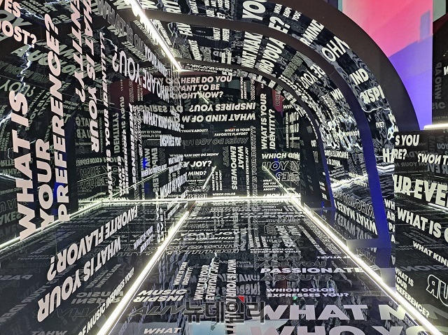 ▲ 스튜디오 내부를 들어가기 직전 공간에서는 '나'에 대한 근본적인 질문을 받을 수 있다ⓒ조현우 기자