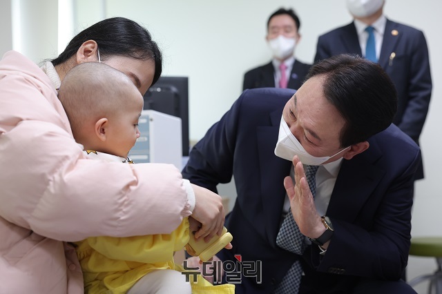 ▲ 윤석열 대통령이 22일 오전 서울 종로구 서울대학교어린이병원을 방문, 환아와 보호자를 격려하고 있다.ⓒ대통령실 제공