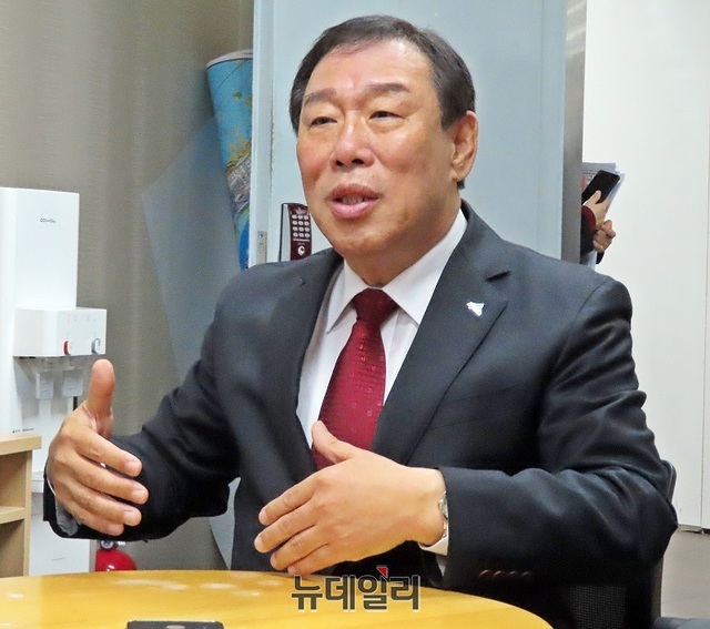 ▲ 최민호 세종시장이 23일 오전 기자실을 찾아 현장 속 소통 프로젝트 시장 과 함께하는 1박 2일 행사에 대해 설명을 하고 있다.ⓒ이길표 기자