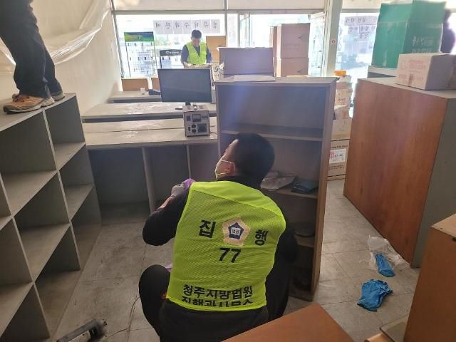 ▲ 청주지방법원 집행관실 관계자들이 23일 청주시 상당구 북문로3가 39-6외 1필지 건물 점포에 대해 강제집행을 진행하고 있다.ⓒ청주시